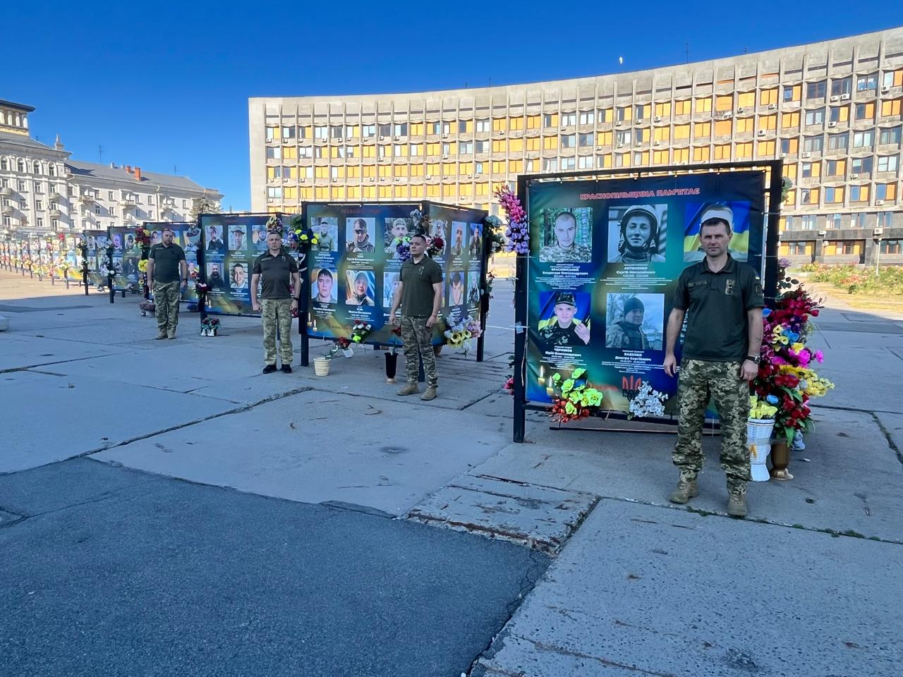 Представники Організації біля меморіальних стендів